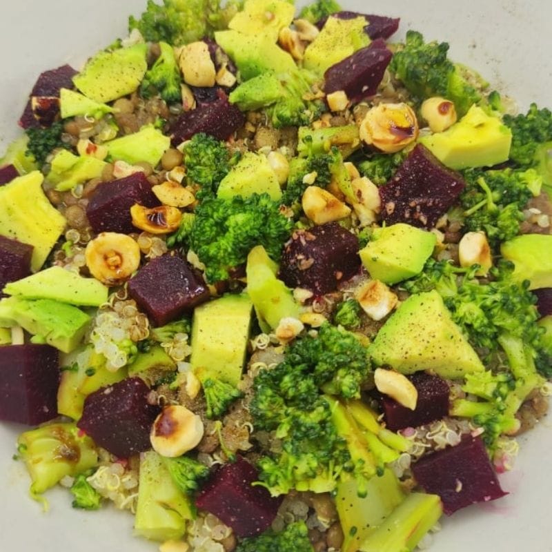 ΣΑΛΑΤΑ ΜΕ ΚΙΝΟΑ ΦΑΚΕΣ ΠΑΝΤΖΑΡΙ ΚΑΙ ΜΠΡΟΚΟΛΟ